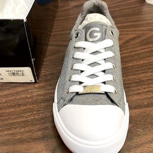 Guess wm’s platform sneakers. Med gray sz 7 1/2. Brand new in box.